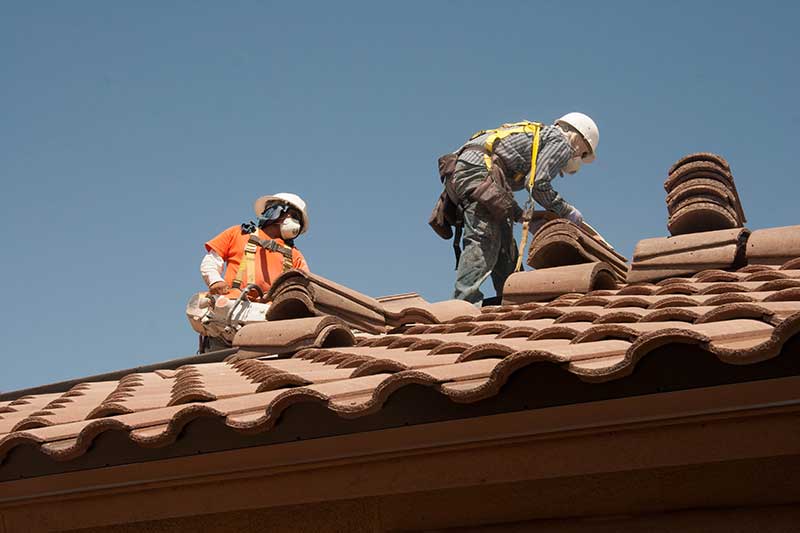 4 Things to Look for When Hiring a Roofing Contractor